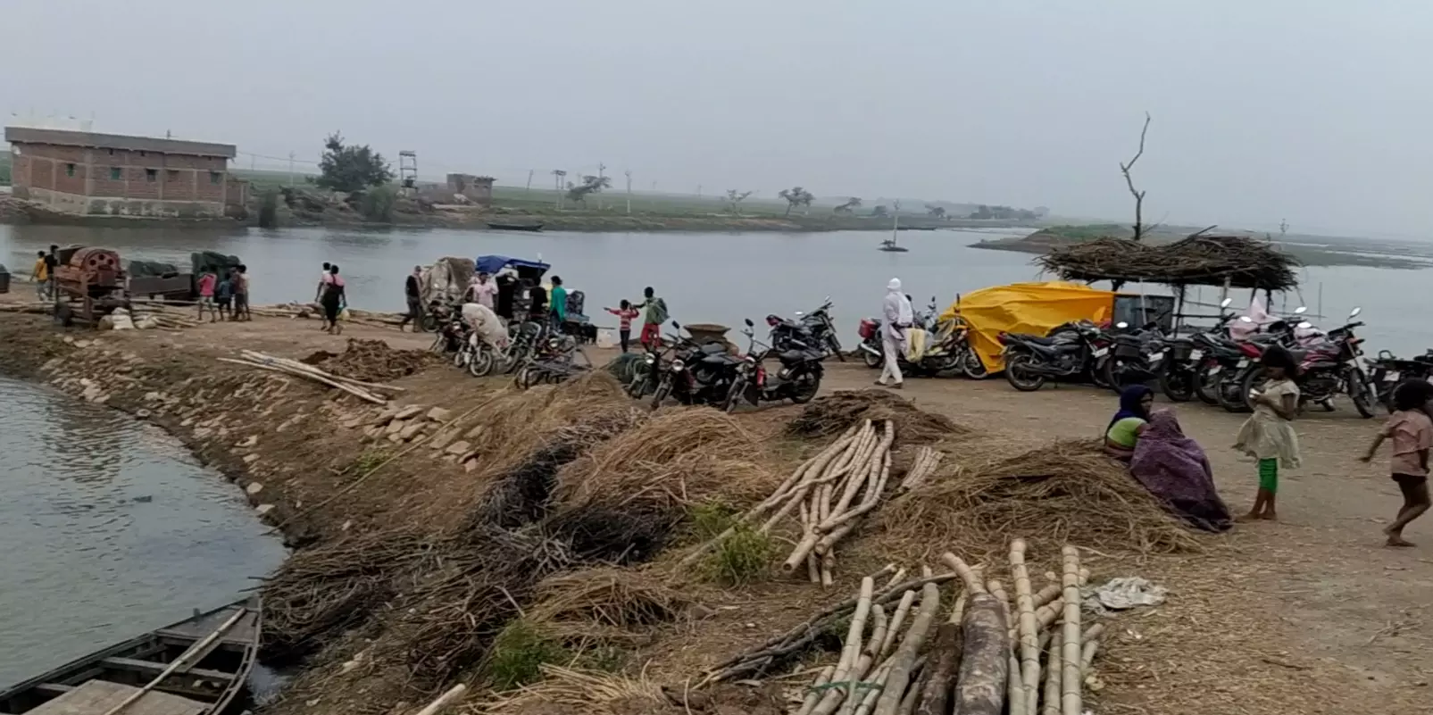 किसानों के खेत पानी में डूबे हुए हैं और किसान इंतजार कर रहे हैं कि पानी कब जाए और वे बुआई शुरु करें।