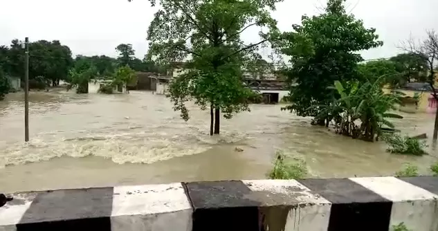 गंडक नदी में अतिरिक्त पानी छोड़ने के लिए कई स्थानीय लोग नेपाल को दोषी ठहरा रहे हैं। फोटो: प्रदीप पोद्दार