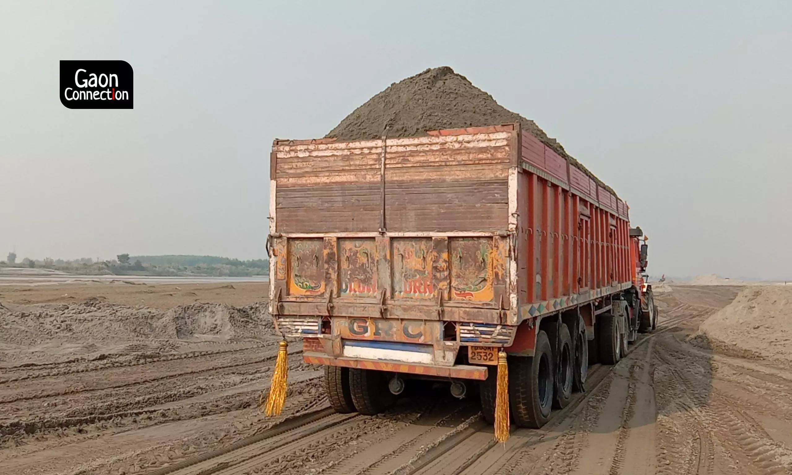 नदी से अवैध बालू खनन कर ले जाता एक ट्रक (फोटो- भीम सिंह रावत)