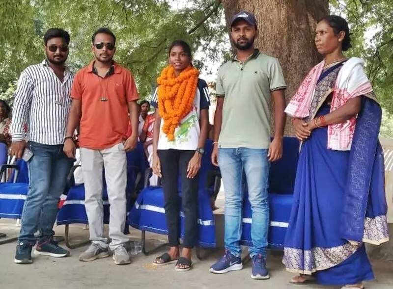 On June 10, the district administration felicitated Balmati Oraon with a shawl, followed by a grand welcome to the sports star on June 12. Vishnudev Kachhap, block development officer (BDO) of Ghaghra block in Gumla where Supriti's village is located, referred to her as the 'hero' of the soil. Photo by arrangement