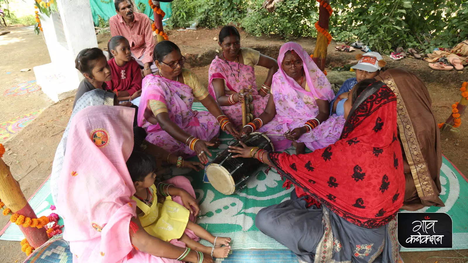 स्थानीय महिलाओं द्वारा लिखित पारंपरिक गीत से अतिथियों का स्वागत किया जाता है। 