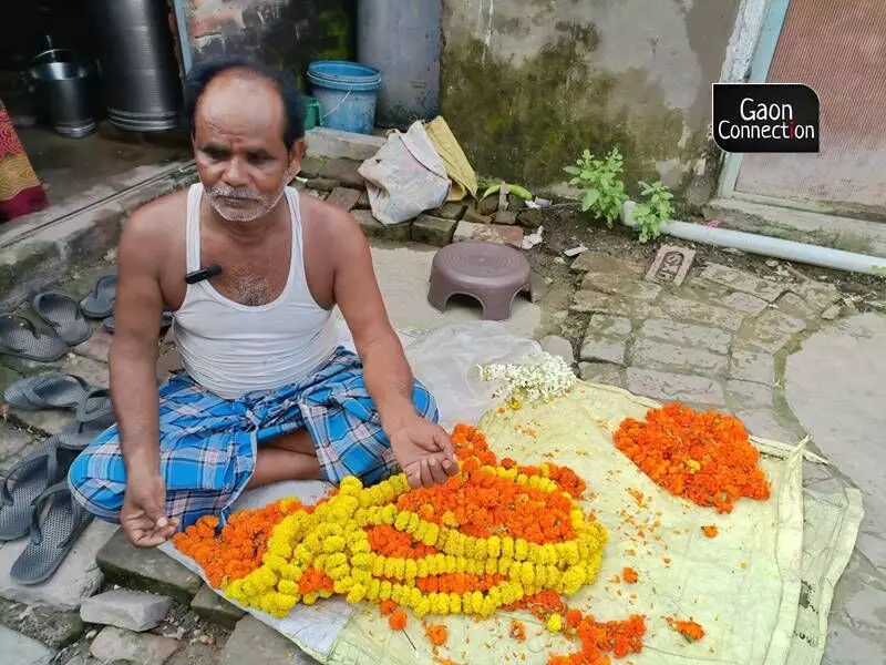 Thousands of farmers in Chiraigaon block make maximum profits in the Navratri and Diwali season when their flowers are sold far and wide. Photo by Ankit Rathore