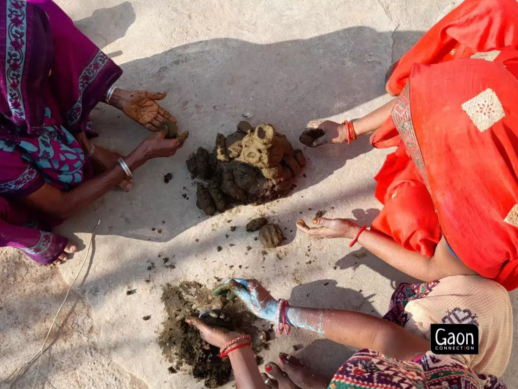 Women are making a form of Govardhan mountain and Janjuiya Devi.