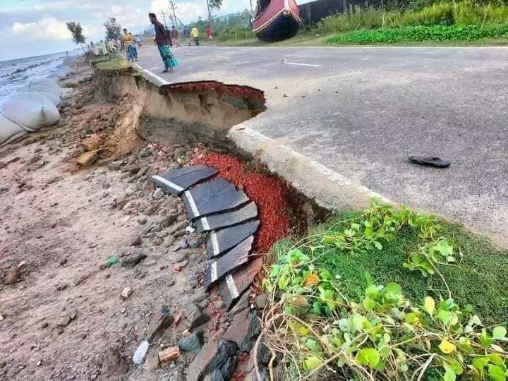 चक्रवात सितरंग से क्षतिग्रस्त कॉक्स बाजार के टेकनाफ में मरीन ड्राइव रोड। फोटो: अरेंजमेंट