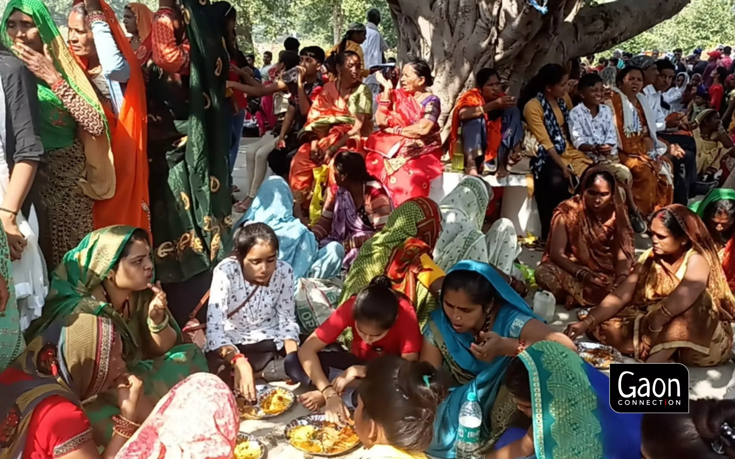 Temple trust and local citizens make arrangements for this ritual and offer food, water and tea to the disciples.