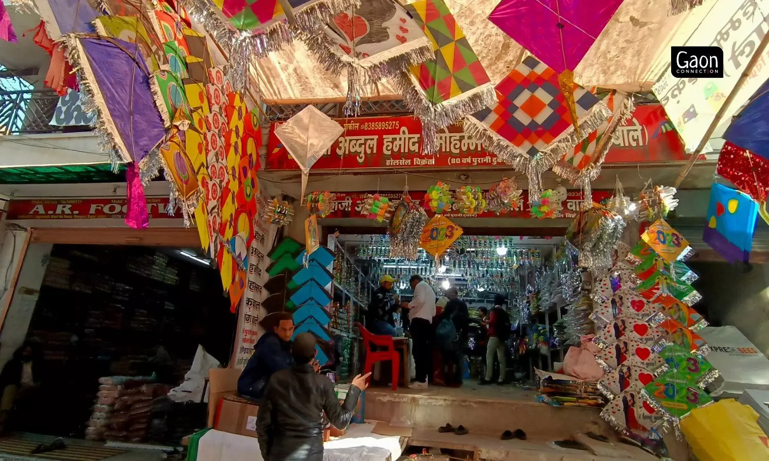 Kite making, say the craftsmen, is a difficult art that requires two days and four people to work together to complete a big kite. 