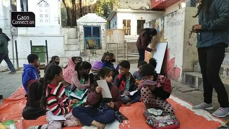 Every evening, the two young women come on their two-wheeler to teach children between five and 18 years of age.