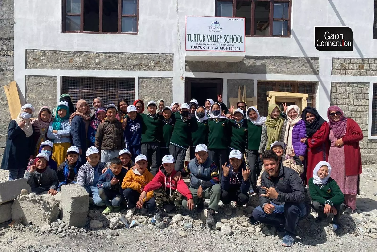 There are 12 local teachers and in addition, teachers from different parts of India come to teach students voluntarily for several weeks.