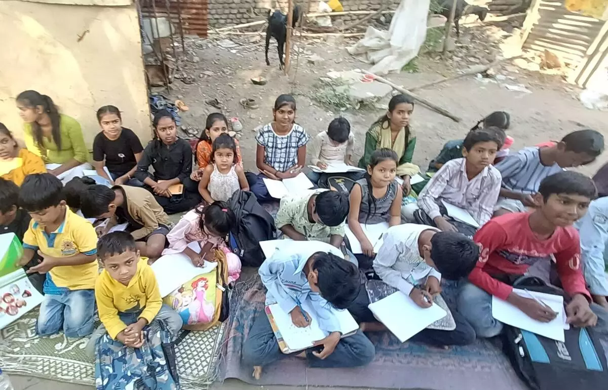 Since Sadavarte did not have much money to put the children into schools himself, he did the next best thing. He hung a black board around the neem tree and thus began his Roofless School in January 2019.