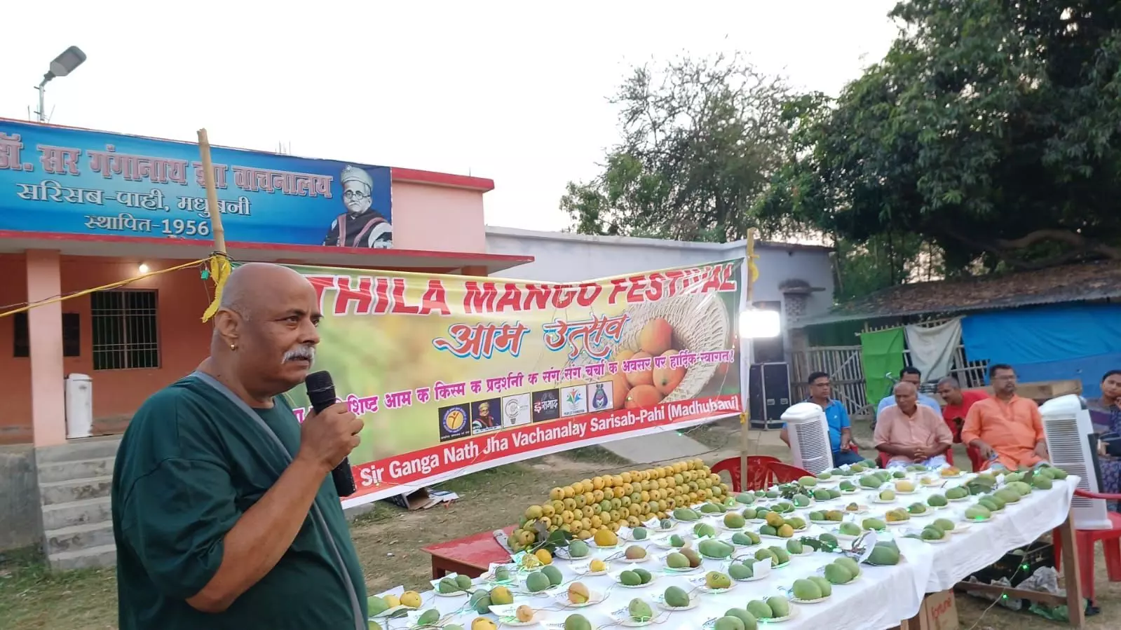 Several varieties of mangoes such as Lakshmeshwar Bhog, Gulab Khas, Heera Dagi, Shah Pasand, Faizli, and Durga Bhog were put on display.