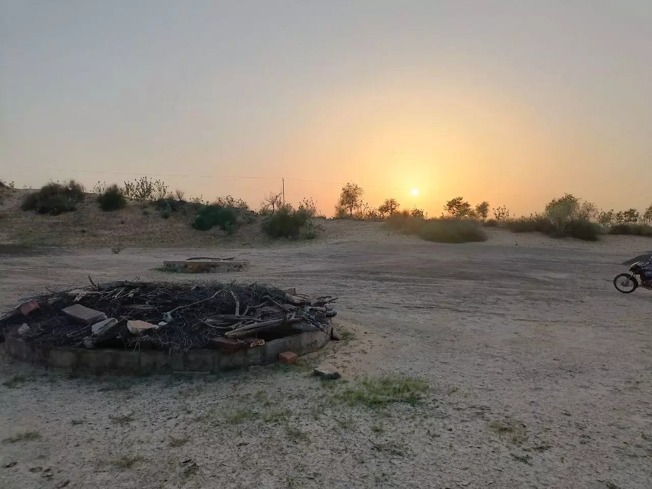 As per the rain gauge register, between 2004 and 2006, the always-full beria ran dry because of severe drought in the area. 