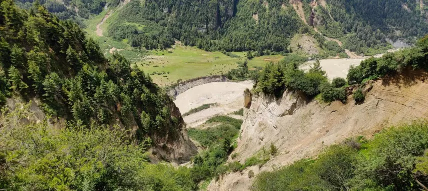  गर्ब्यांग और छिंदु गाँव के आसपास काली - महाकाली नदी की घाटी में धंसते पहाड़। नदी पार नेपाल का एक चारागाह मैदान (बुग्याल) नज़र आ रहा है।