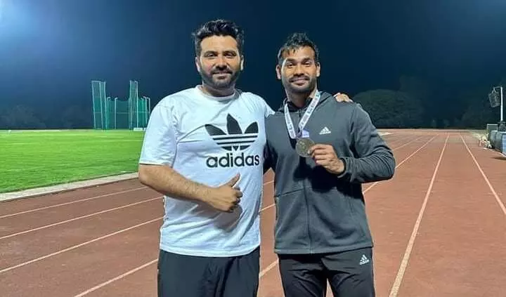 Jerna with this coach Samarjeet Singh Malhi. 