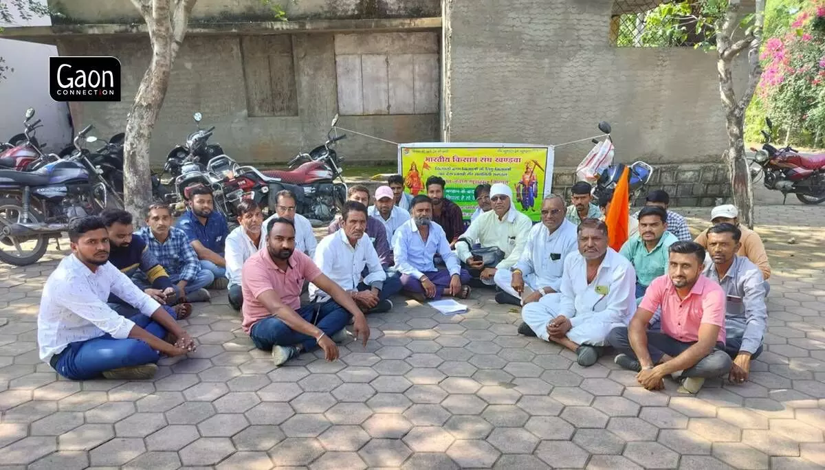 Farmer leaders protesting outside collectorate office in Khandwa.