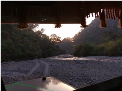 A private jeep follows track marks running through river Malan to village Chuna Mehedda in Dugadda block, Pauri Garhwal (Photo: Megha Prakash)